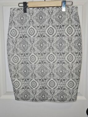 NWOT Suzy Shier Black White Patterned Pencil Skirt Knee Length Size L Tailored